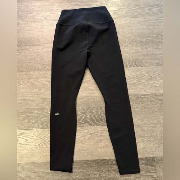 ALO YOGA High-Waist Ripped Warrior Legging Size Medium in Black - Picture 11 of 13